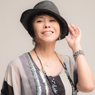 最新作♪「ふるさとはあなた」では作詞にも挑戦！歌手の桑江知子さん。